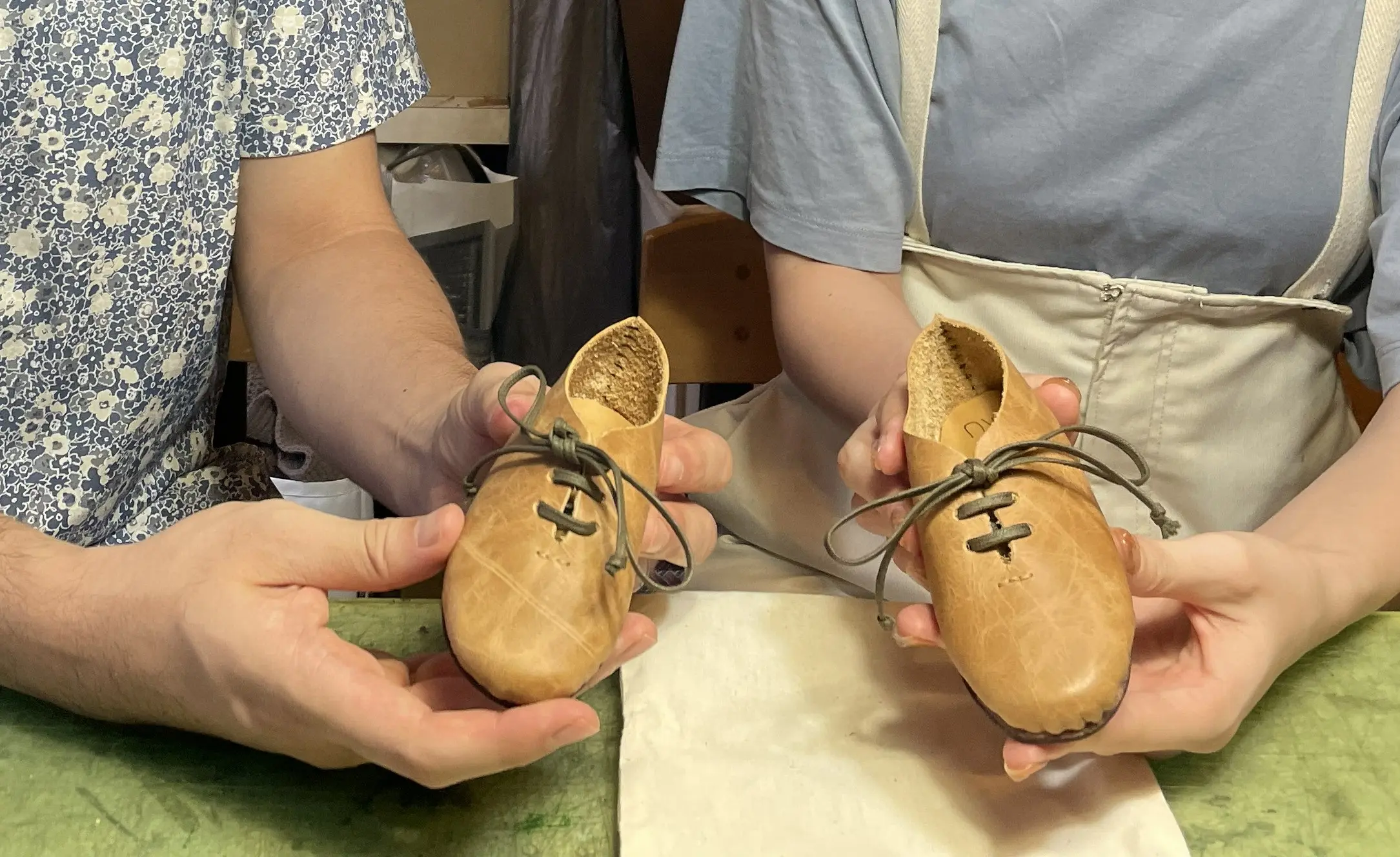 革を使ったワークショップの作業風景